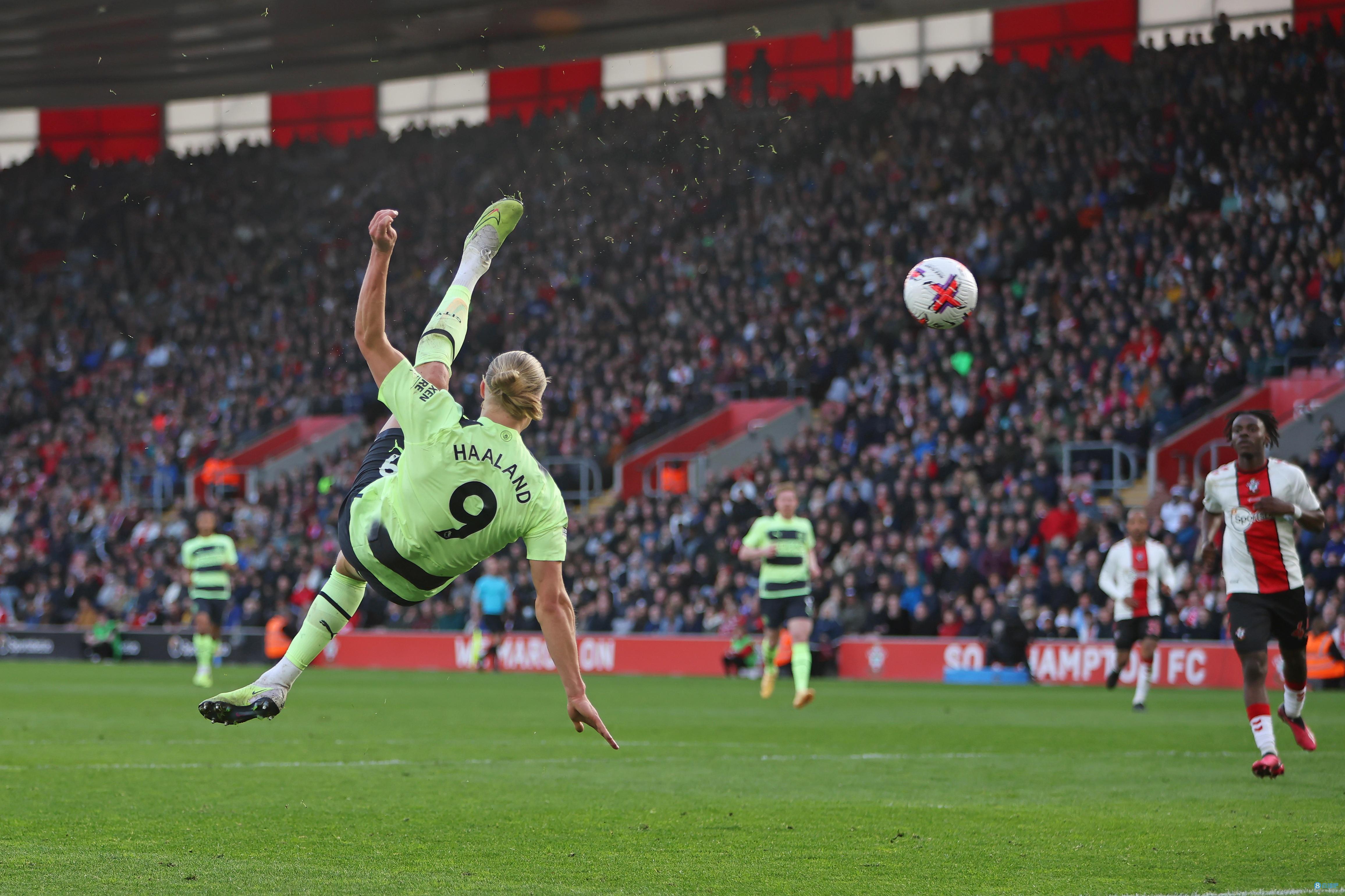 曼联新帝星已定申请转会，一周双赛却无缘出场！阿莫林解释不用原因（曼联新星已递交转会申请，双赛周仍未登场，阿莫林解释弃用原因）