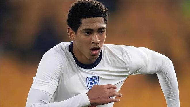 罗马诺：16岁基亚拉将与拜仁签署新合同，成为俱乐部长期计划（罗马诺：16岁基亚拉将与拜仁签订新约，纳入俱乐部长期规划）