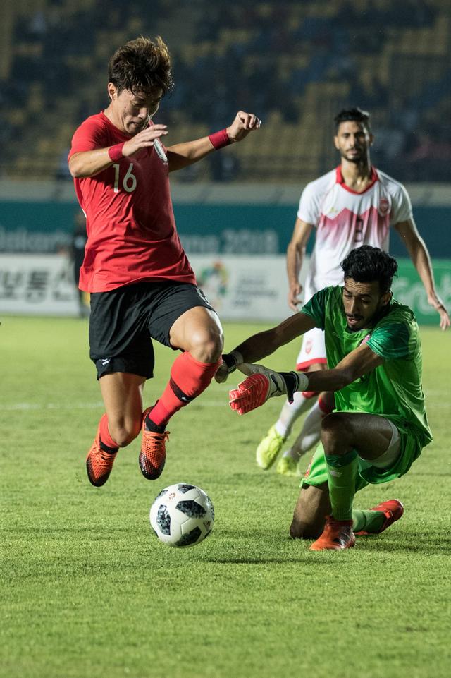 有点吓人！赞比亚绝平功臣达卡空翻庆祝，结果脖子着地（惊险一幕：赞比亚绝平功臣达卡空翻庆祝，竟以脖颈着地收场）