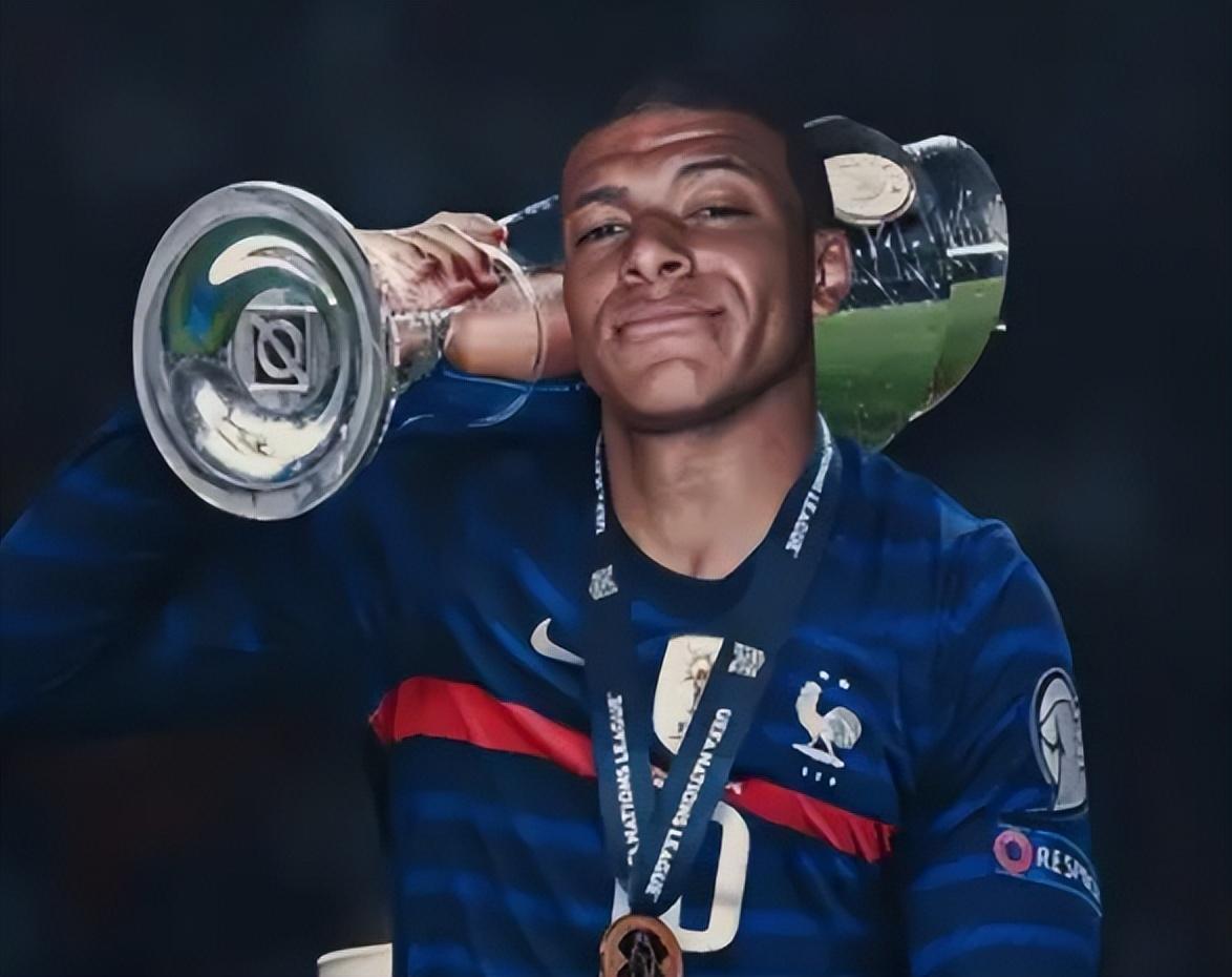 拜仁因球迷燃放烟火被罚，欧冠主场部分看台关闭