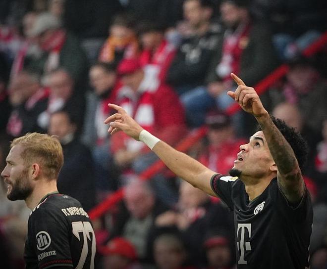 排面，泰州当地路牌上写着“苏超冠军城，泰州欢迎您”