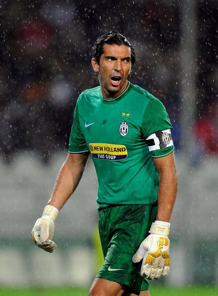 热议国足选帅：本土教练是陪标的；选土帅洋帅都是领导一句话（国足选帅惹热议：本土教练成陪跑，土洋之争终听领导一声令下）