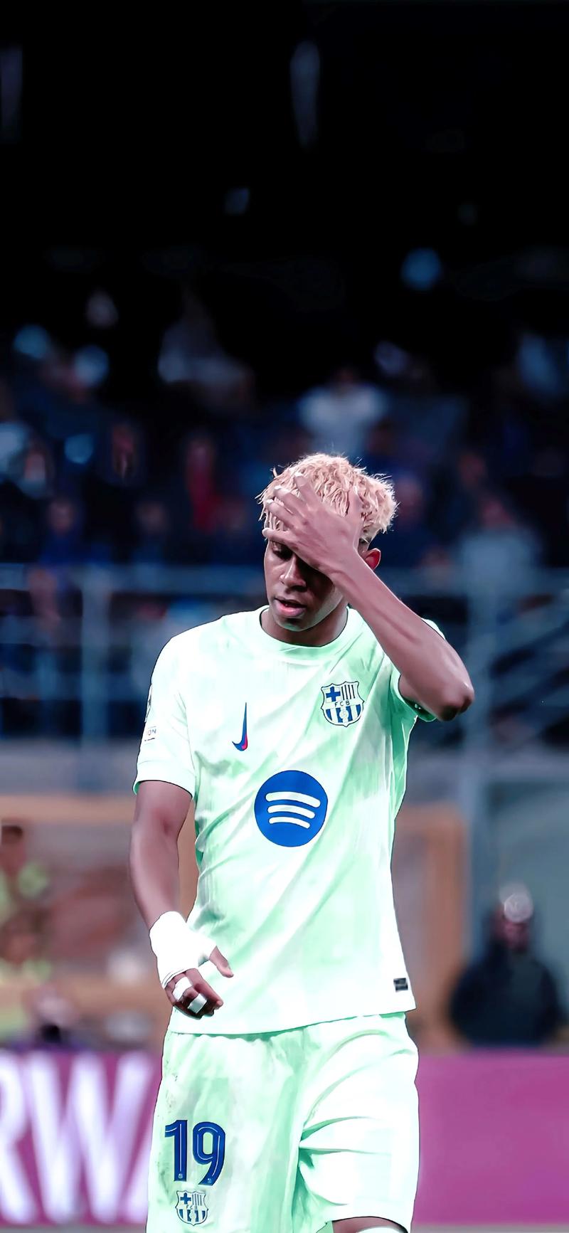 歌名应景，著名歌唱家波切利在世界杯抽签仪式演唱《今夜无人入眠》（波切利在世界杯抽签仪式献唱《今夜无人入眠》，歌名颇为应景）