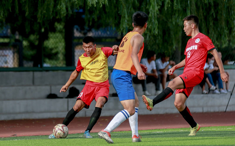 地上足球：偷溜诺坎普释放回归信号？解析梅西为何必重回巴萨（地上足球：梅西悄现诺坎普传回归风声？详析他为何终将重返巴萨）