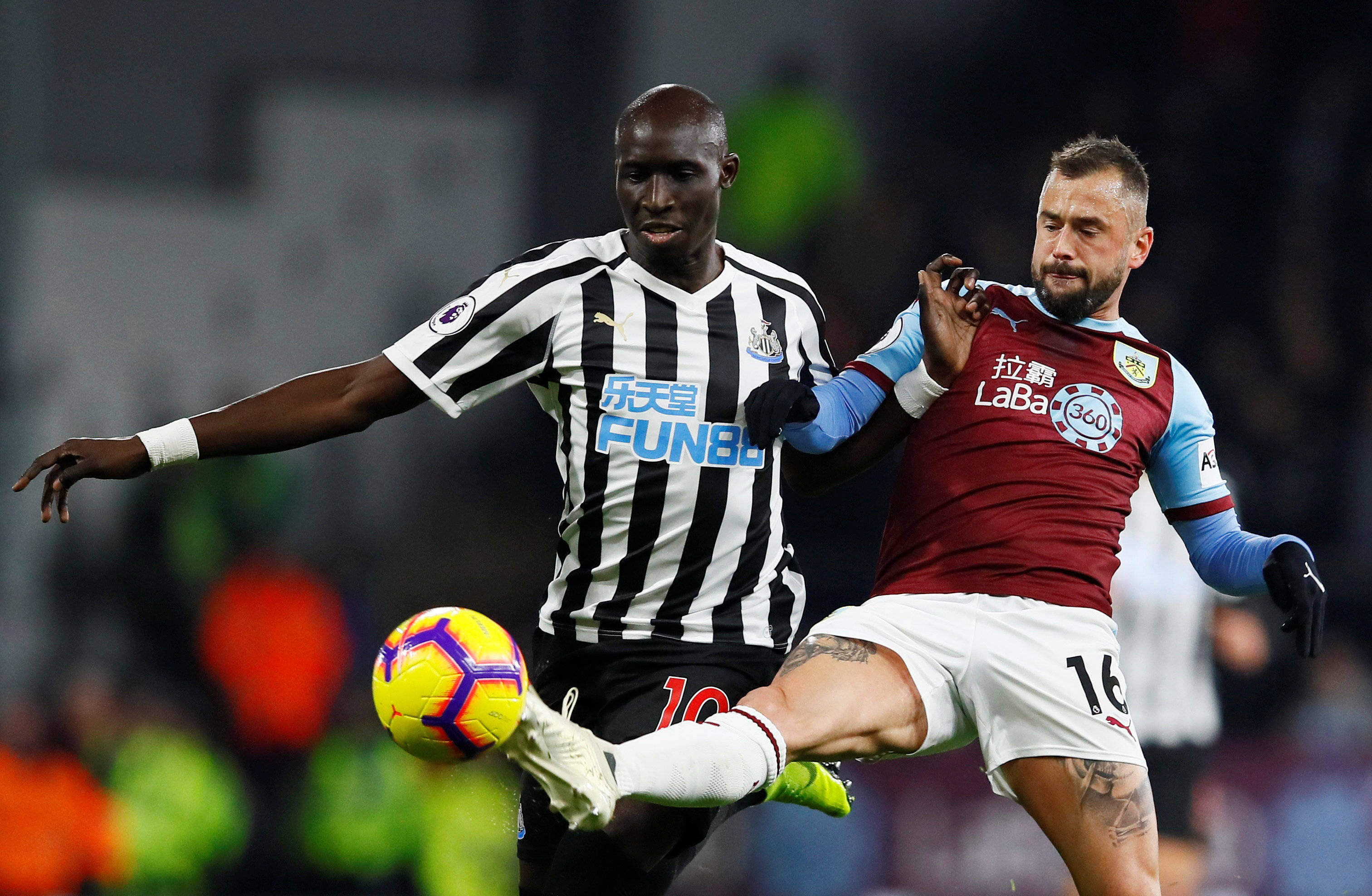 传奇奥斯卡满血复活看海港亚冠 球迷喊队危 ！速归！（奥斯卡状态回勇现身海港亚冠，球迷高呼：球队告急，尽快回归！）