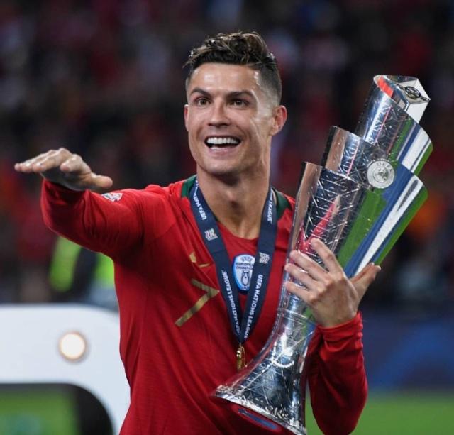 阿斯报谈英格兰10号位竞争：罗杰斯目前是贝林厄姆的最大威胁（阿斯报：英格兰10号位之争，罗杰斯成贝林厄姆最大对手）