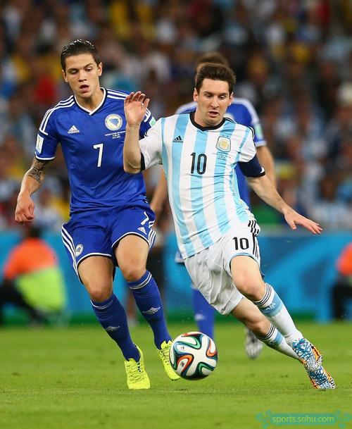 每体列足坛十大奇葩条款：博格坎普拒坐飞机；内马尔微笑条款（每体盘点足坛十大离奇条款：博格坎普拒飞、内马尔“微笑条款”在列）