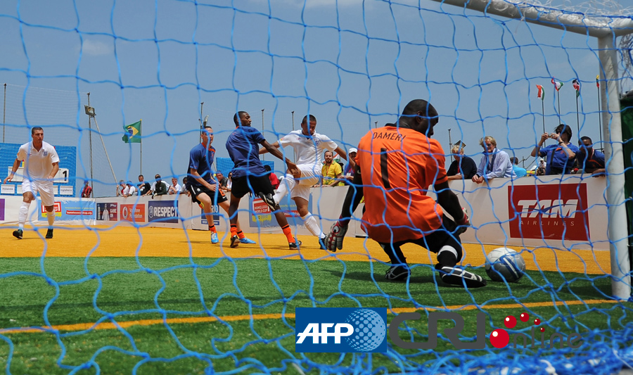 欧冠战报：库杜斯、西蒙斯点射，热刺3-0布拉格斯拉维亚（欧冠简讯：库杜斯、西蒙斯先后点球建功，热刺3比0完胜布拉格斯拉维亚）