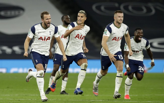 上海海港火力全开豪取三连胜（上海海港攻势如虹，连下三城）