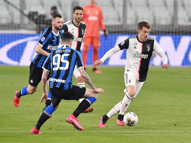 篮球火箭主力球员赛后接受采访