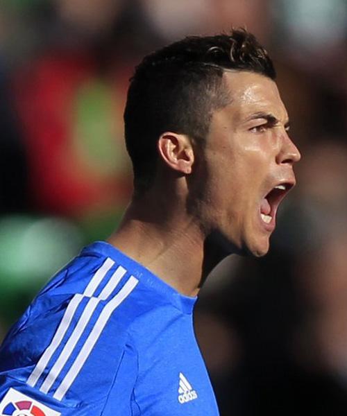 中超赛场争议判罚：VAR引发讨论,（中超判罚引热议：VAR成焦点）