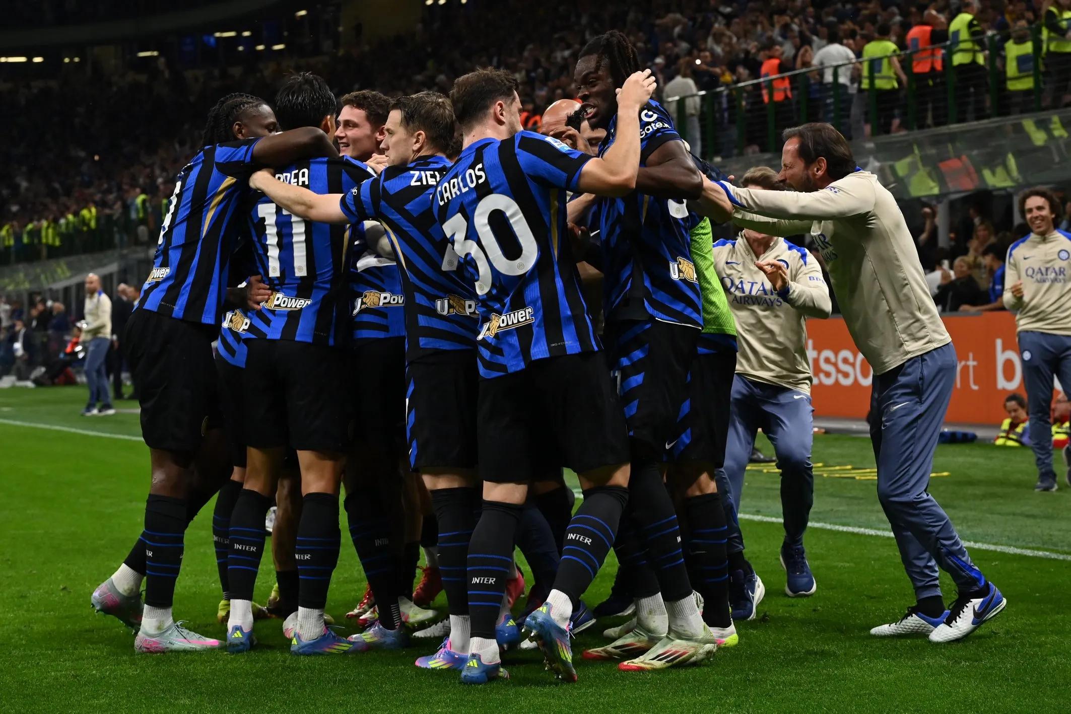 维尼修斯晒观看解放者杯决赛照片，随后庆祝母队弗拉门戈夺冠（维尼修斯晒解放者杯决赛观赛照，随即庆祝母队弗拉门戈夺冠）